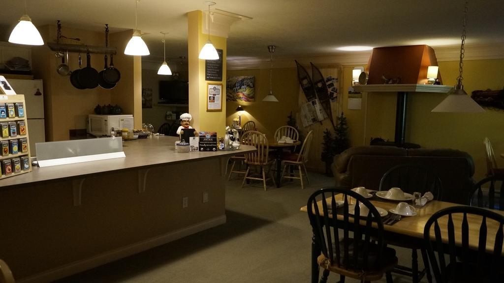 The Inn At The Ninth Hole Bed & Breakfast Salmon Arm Kültér fotó