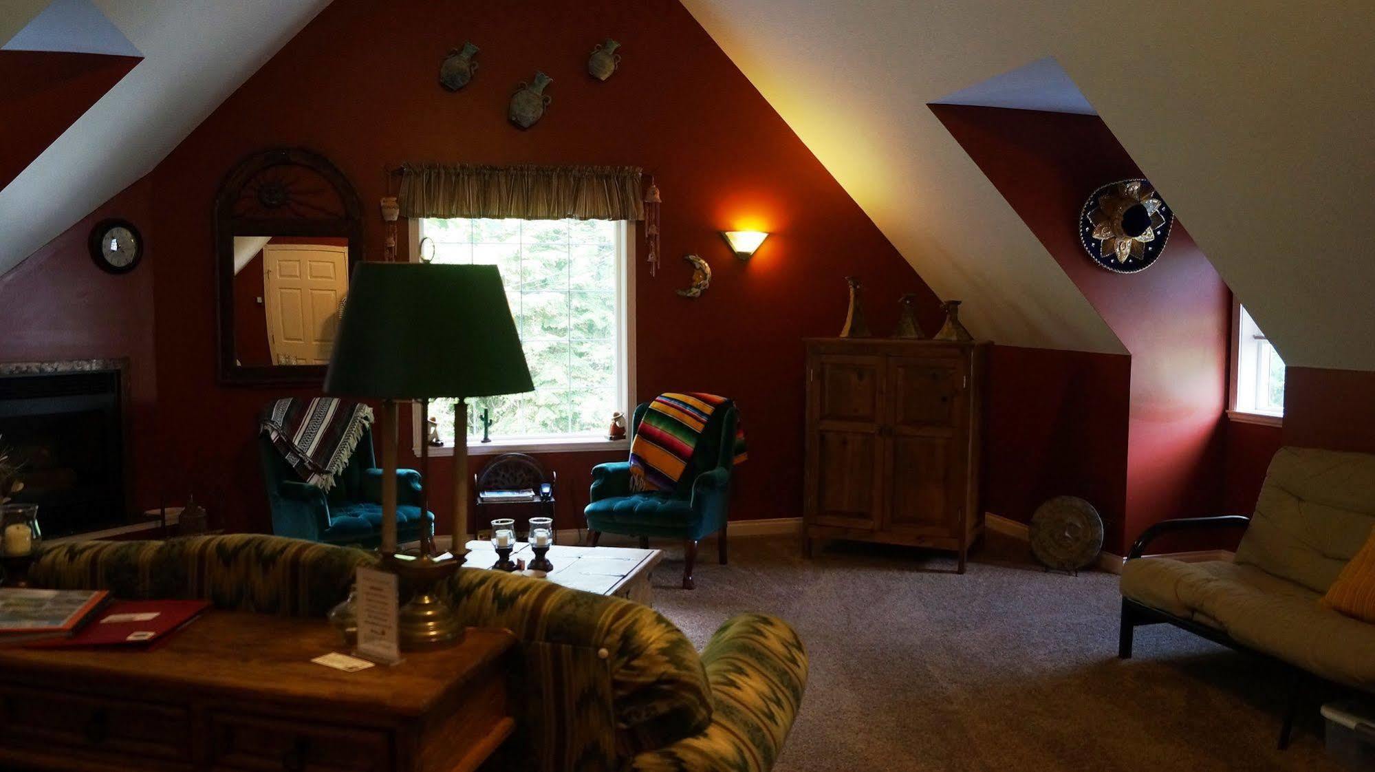 The Inn At The Ninth Hole Bed & Breakfast Salmon Arm Kültér fotó